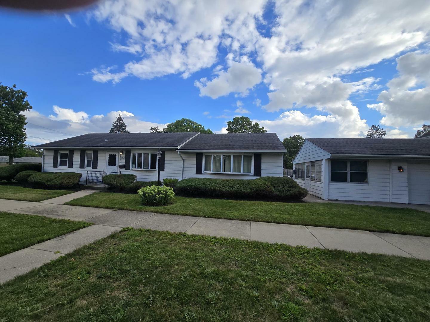 Property Photo:  1825 E Forest Avenue  IL 60018 