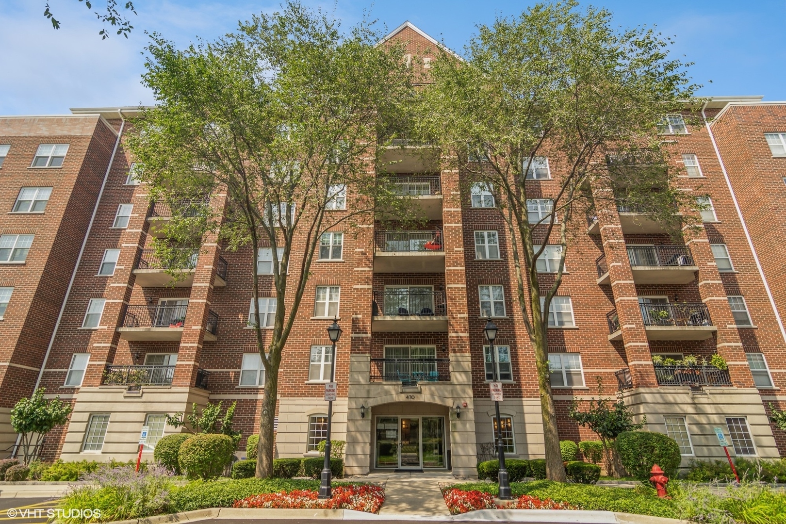 Property Photo: 470 W Mahogany Court 304 IL 60067