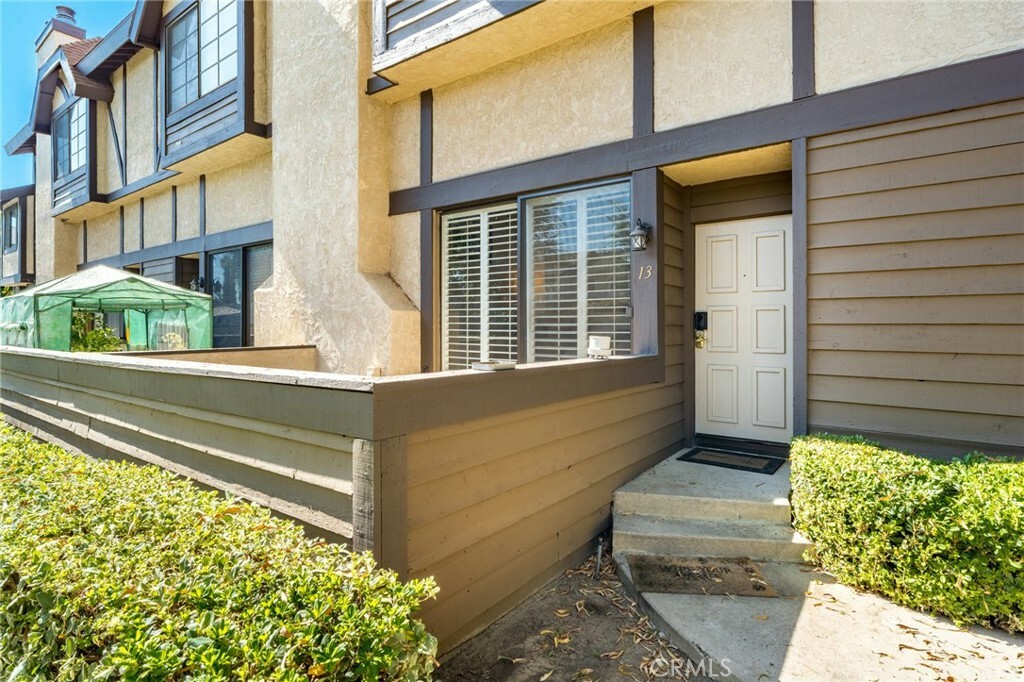 Property Photo:  19230 Wyandotte Street 13  CA 91335 