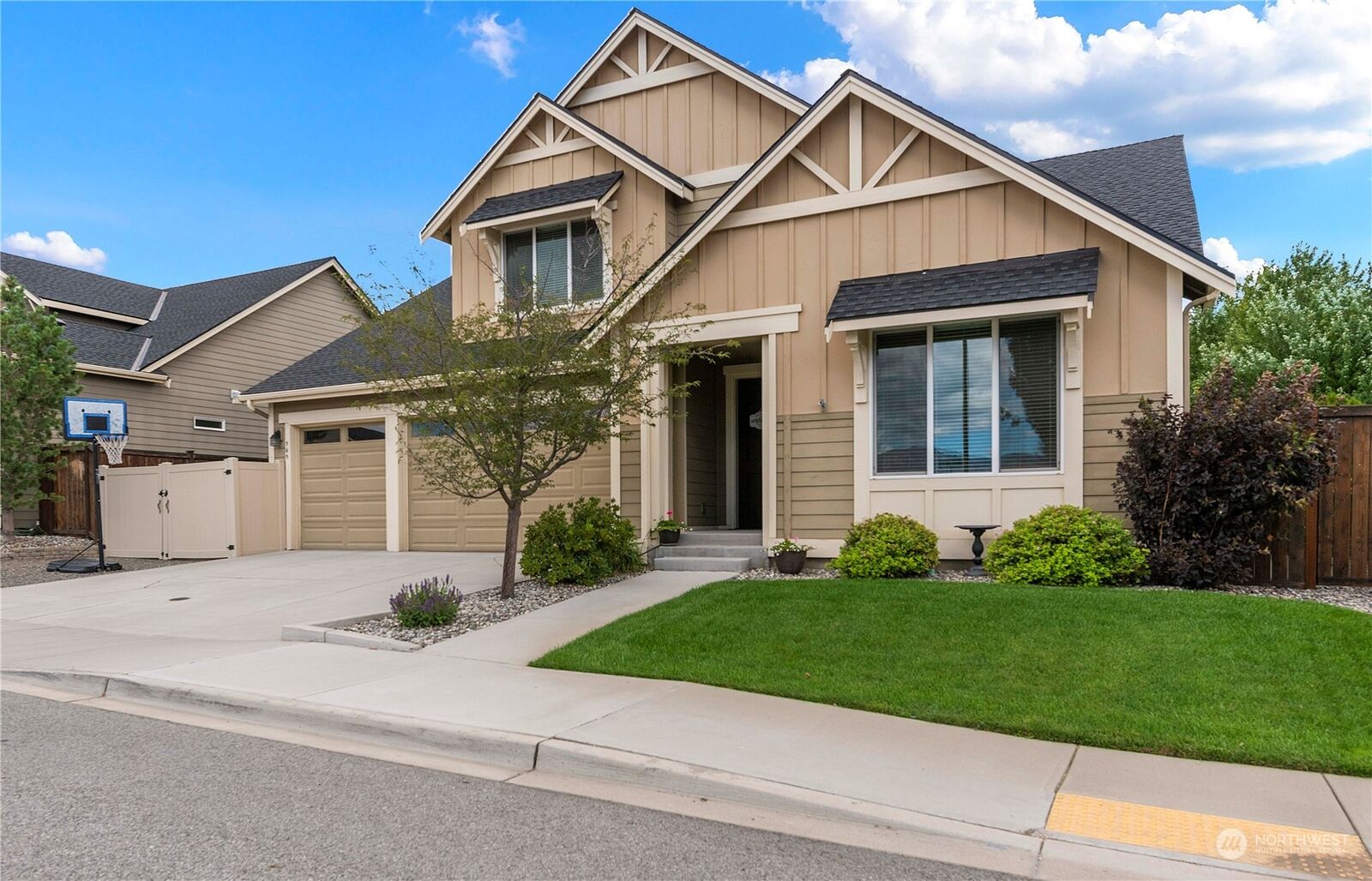 Property Photo:  565 S Lawler  WA 98802 