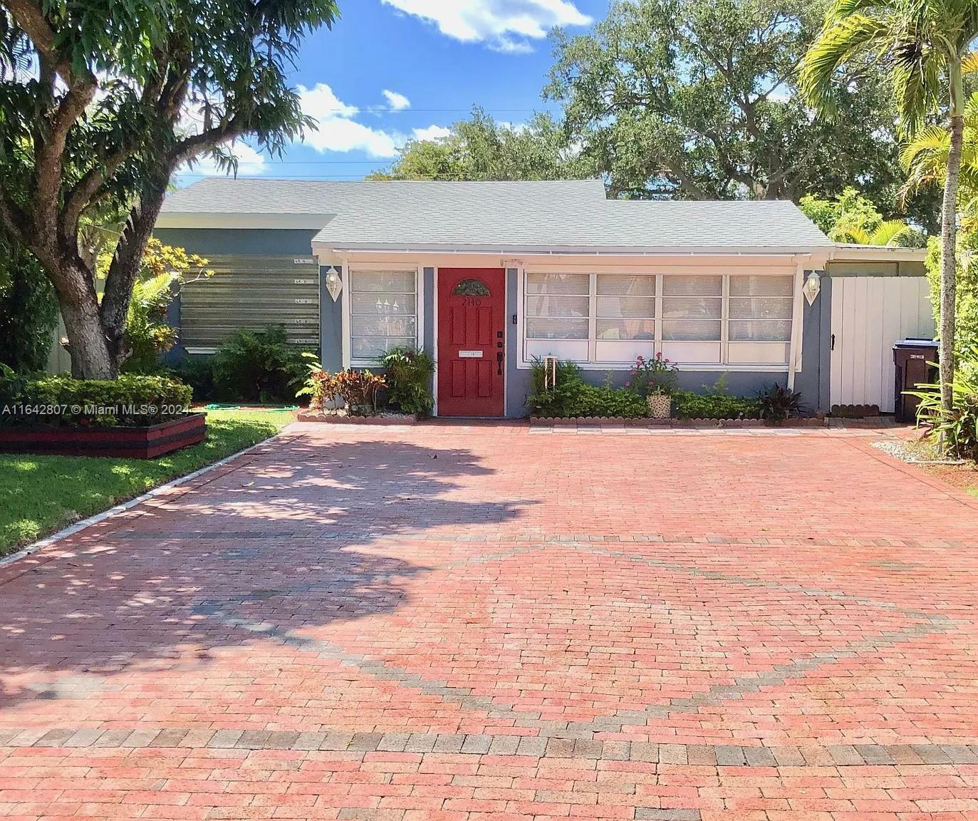 Property Photo: 2140 NE 180th St FL 33162