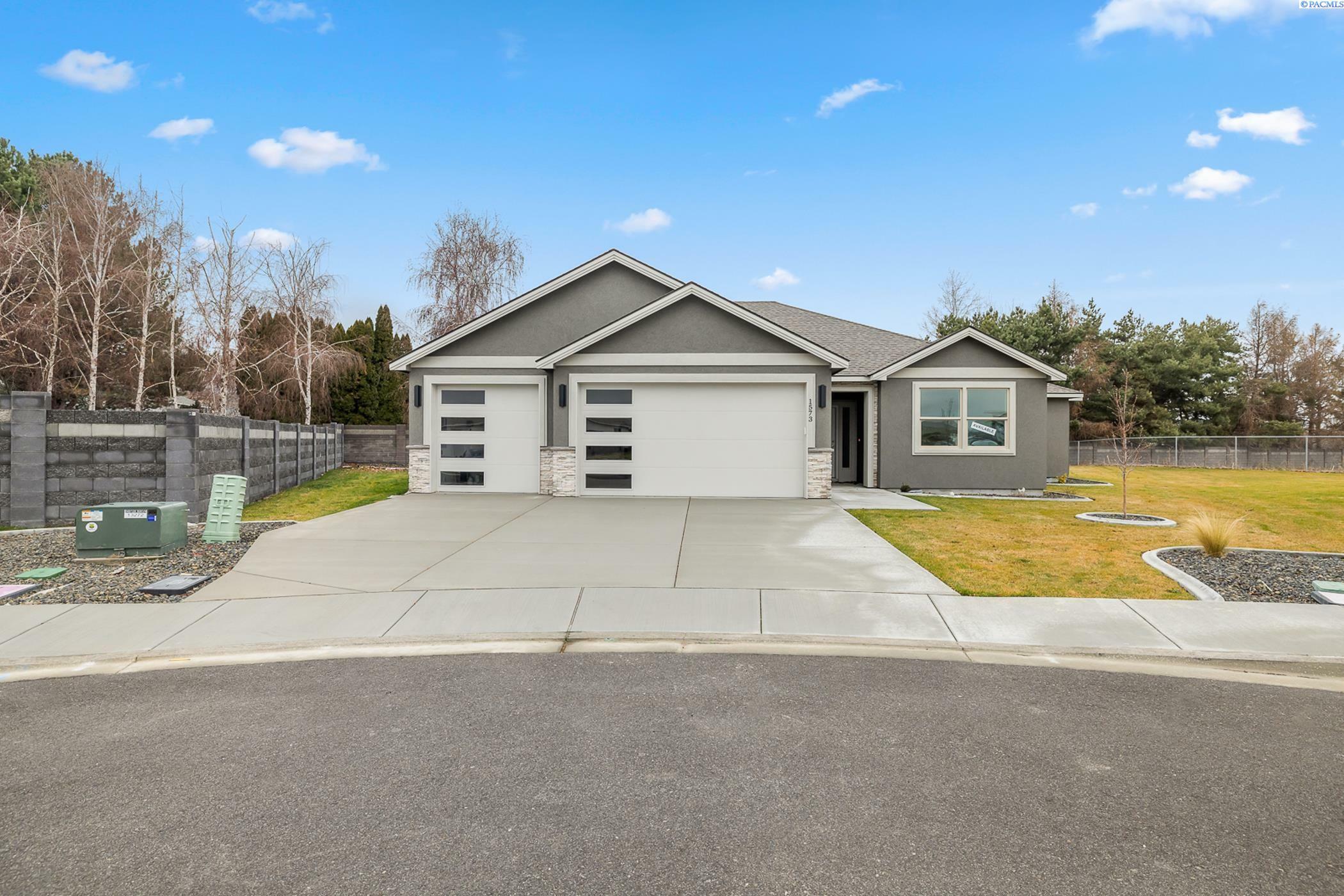 Property Photo:  1573 Livorno Ave  WA 99352 