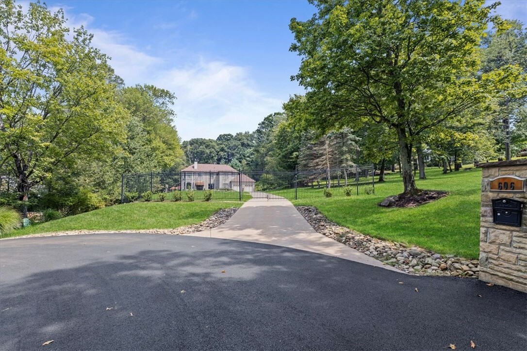 Property Photo:  606 Golden Oaks Lane  PA 15237 