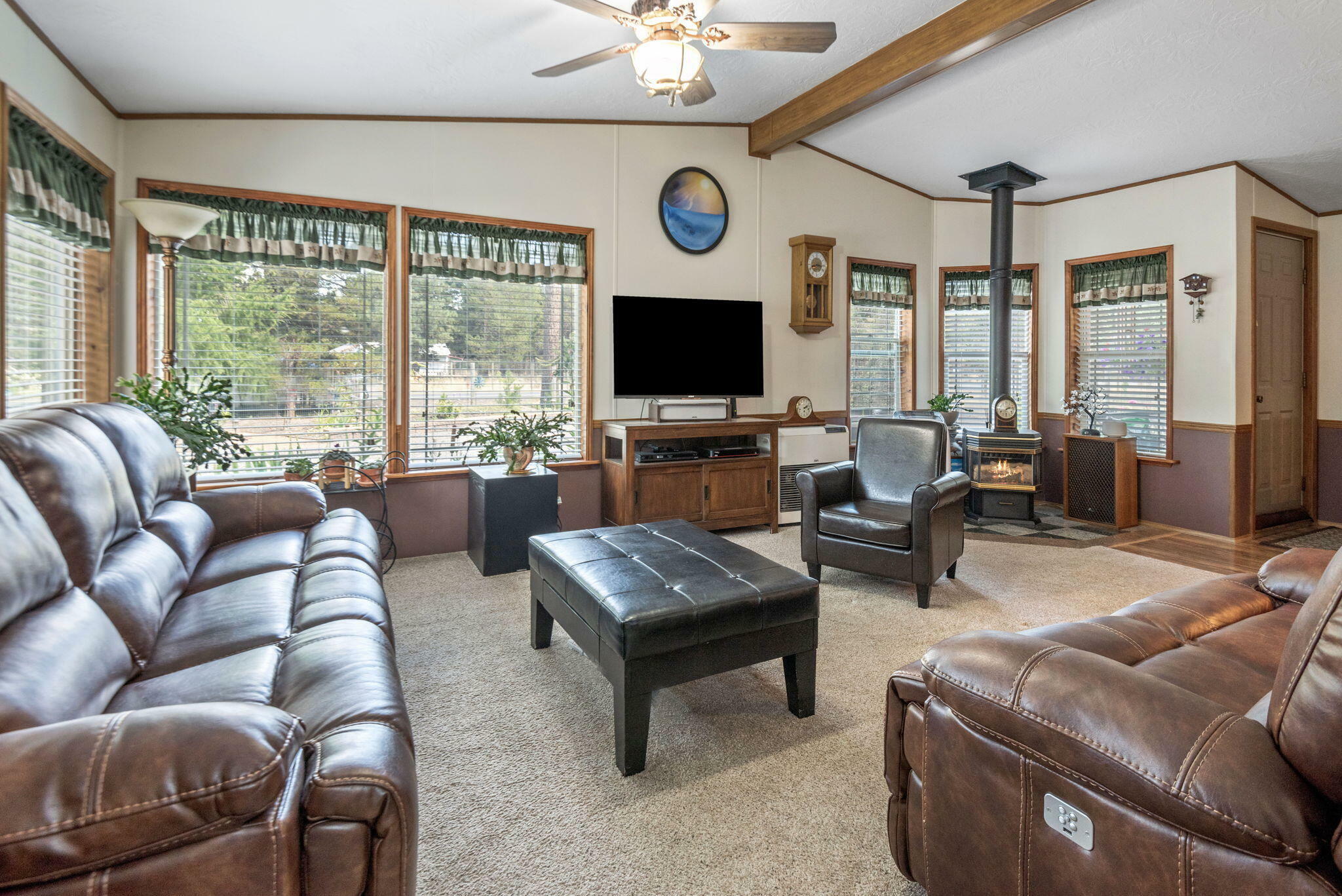 Property Photo: 52711 Meadow Lane OR 97739