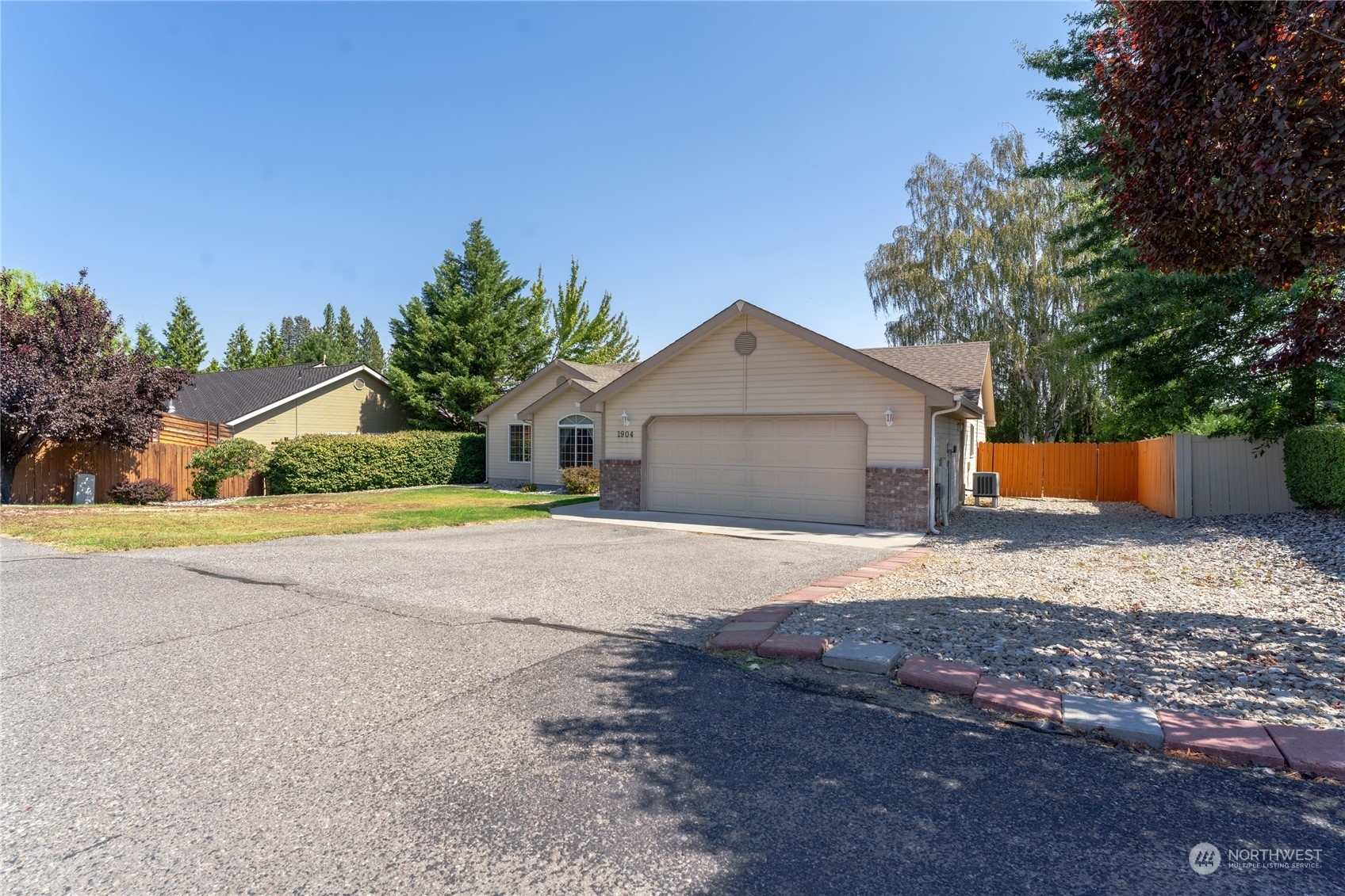Property Photo: 1904 Grandview Loop WA 98801