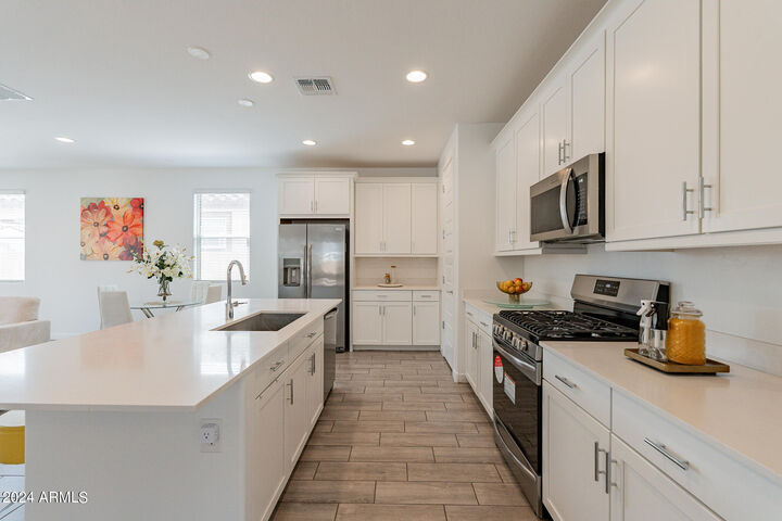 Property Photo:  2559 W Hidalgo Avenue  AZ 85041 