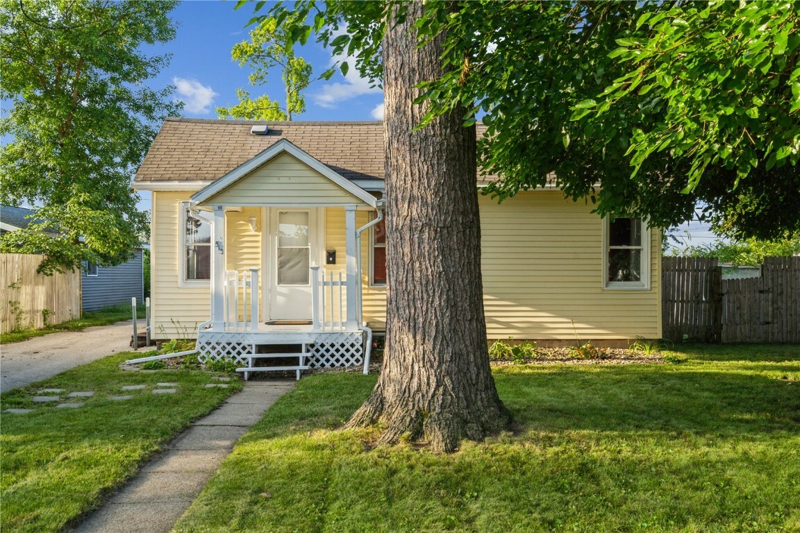 Property Photo:  513 33rd Street NE  IA 52402 