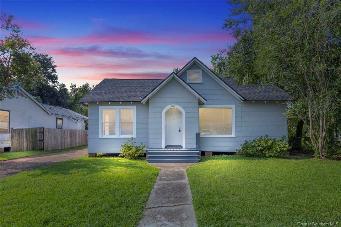 Property Photo:  806 Live Oak Street  LA 70601 