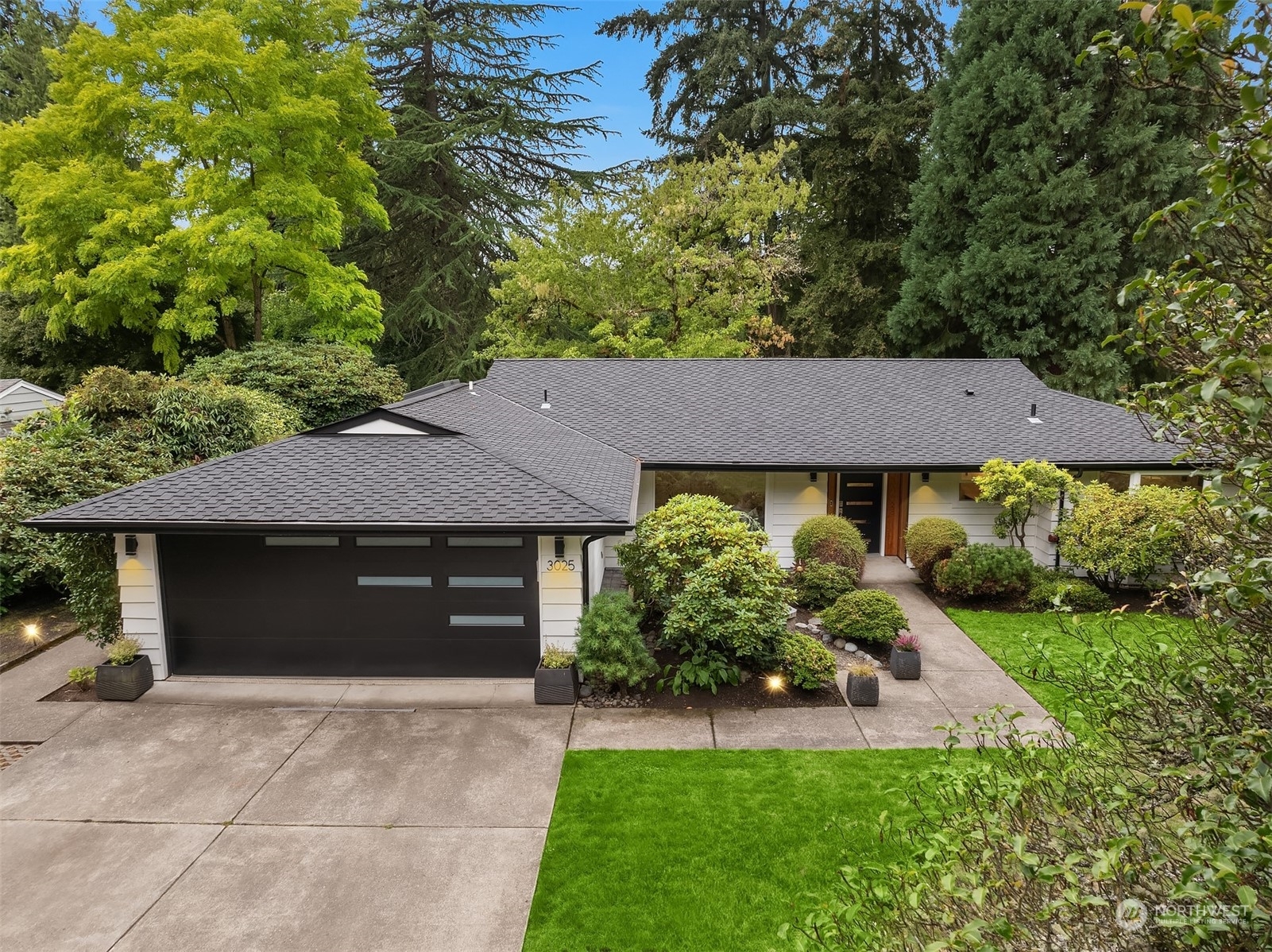 Property Photo:  3025  Hunts Point Road  WA 98004 