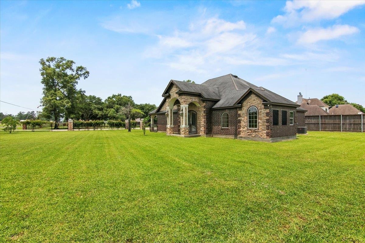 Property Photo:  605 N Lakeside  TX 77662 