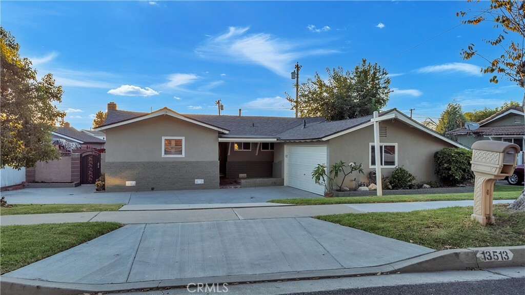 Property Photo:  13513 De Alcala Drive  CA 90638 