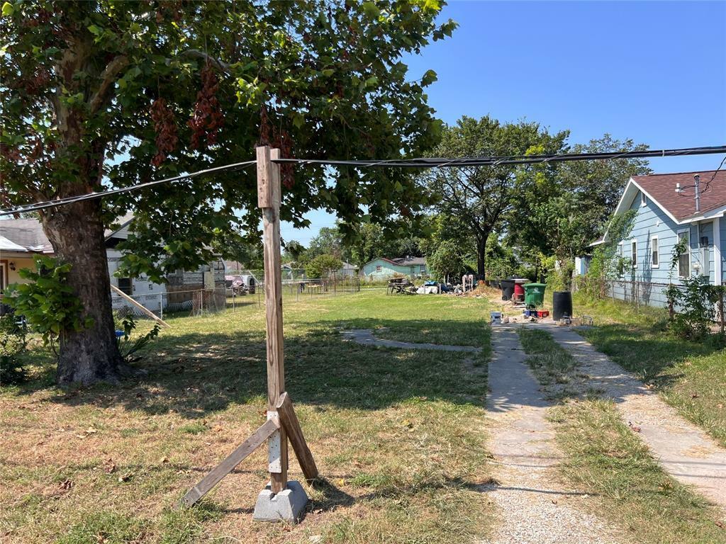 Property Photo:  3219 King Street  TX 77026 