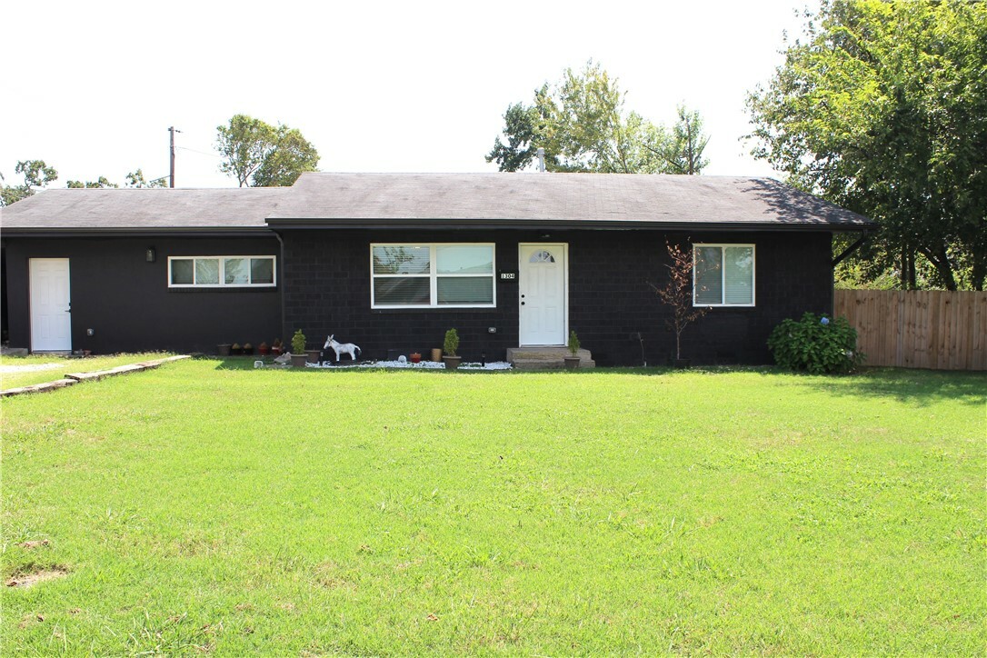 Property Photo:  1304 W Pecan Street  AR 72758 