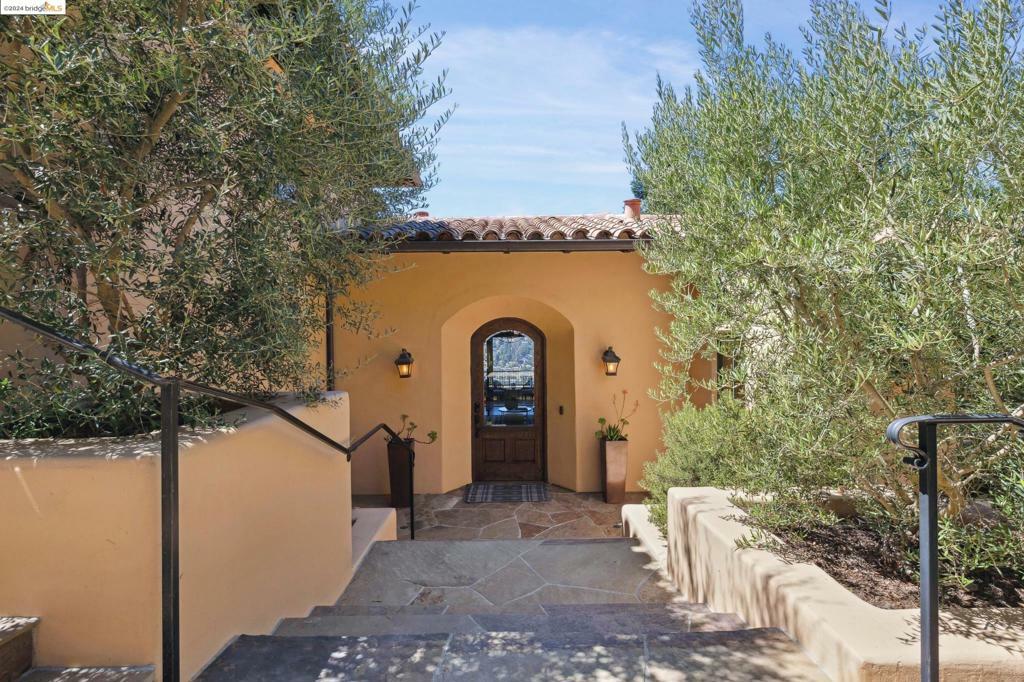 Property Photo:  5824 Skyline Blvd  CA 94611 