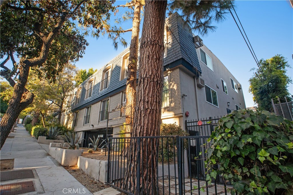 Property Photo:  968 Larrabee Street 215  CA 90069 