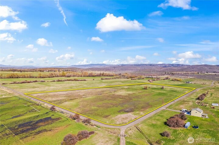 Property Photo: 8 B Snipe Lane WA 98926