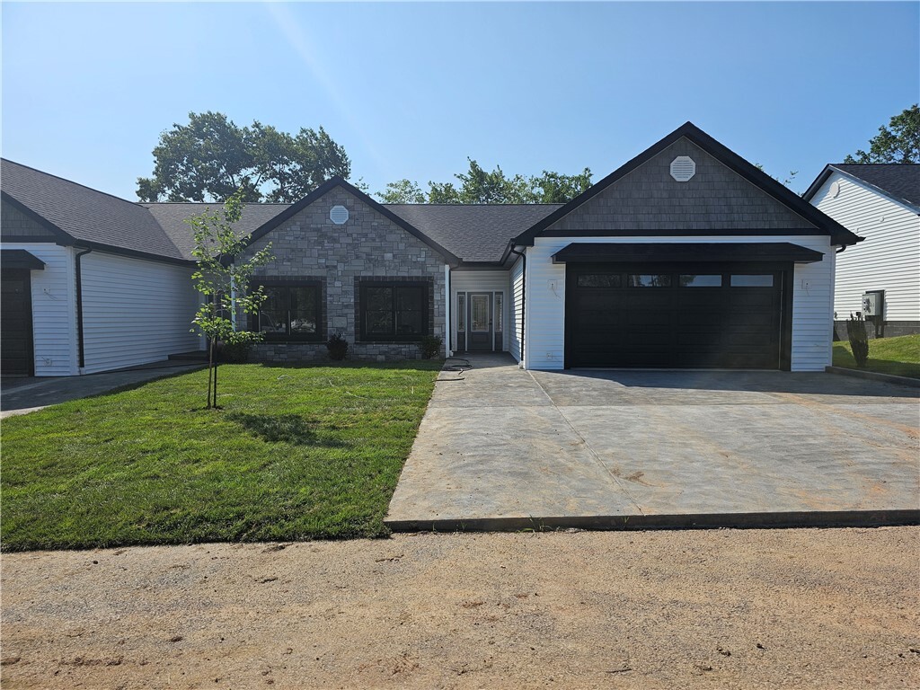 Property Photo:  814 S 10th St  PA 15697 