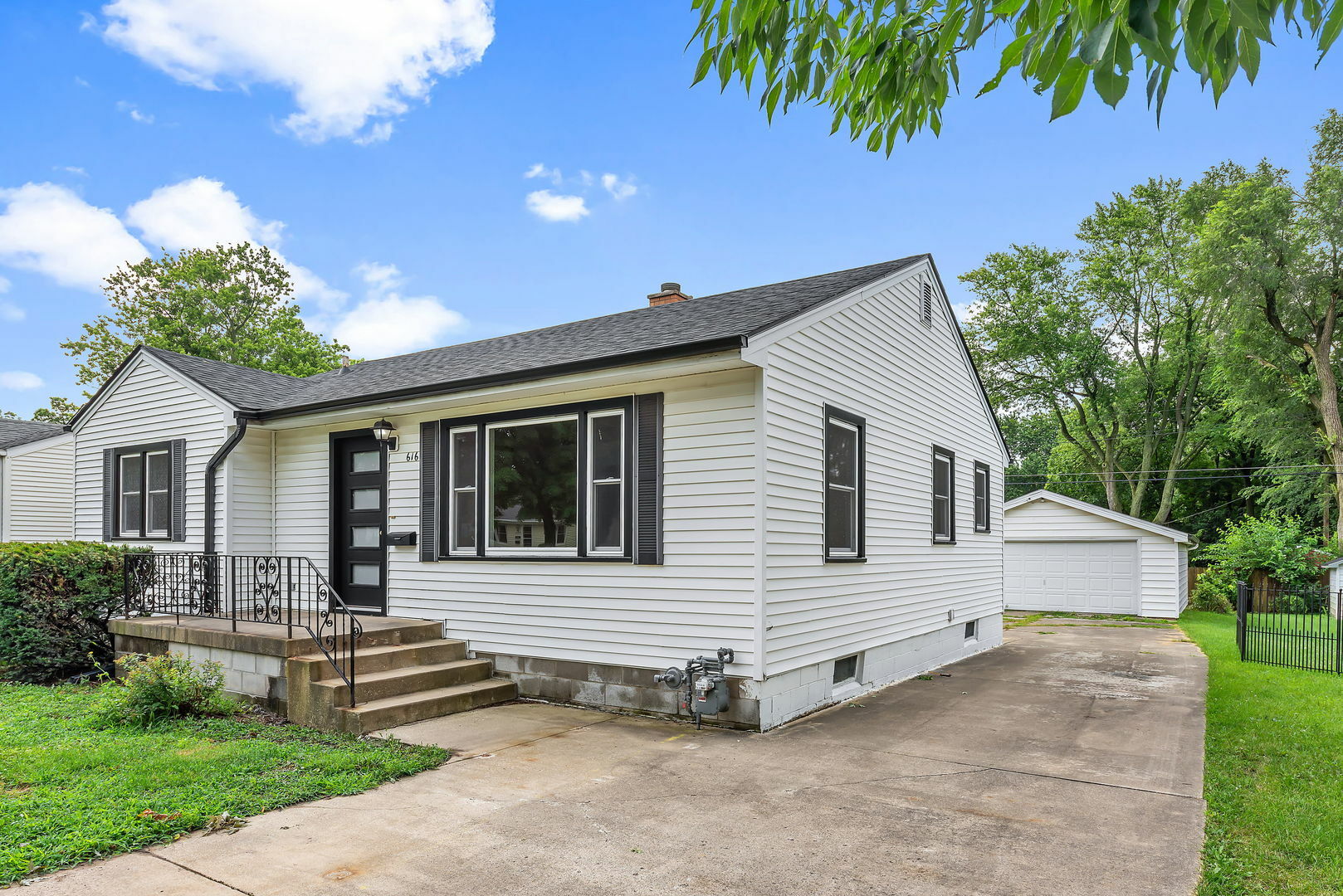 Property Photo:  616 W River Street  IL 60914 