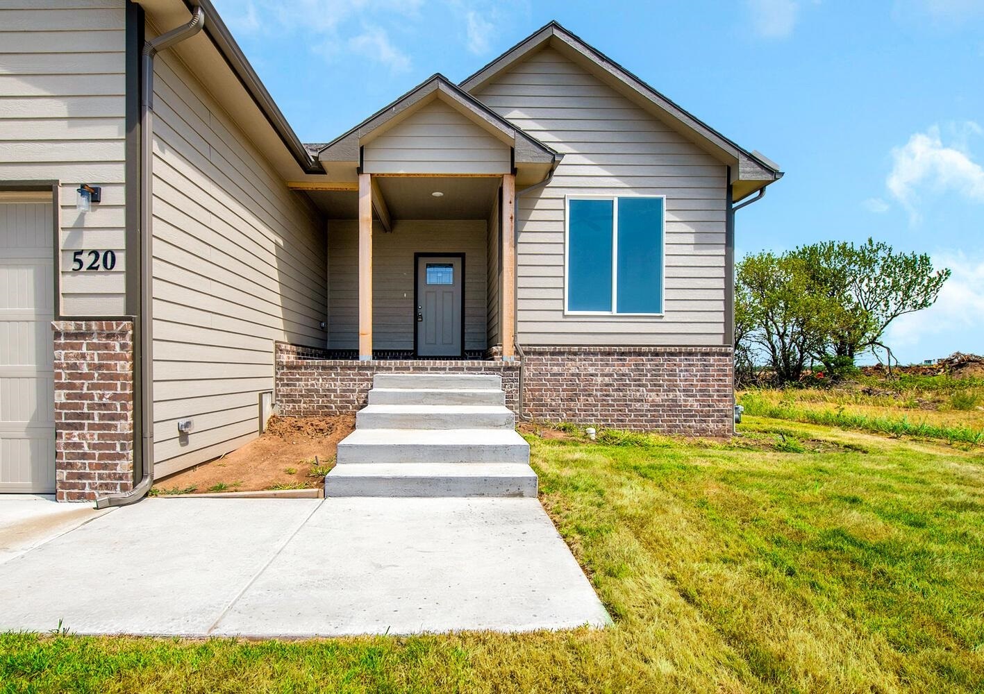 Property Photo:  520 E Sprucewood St  KS 67147-7321 