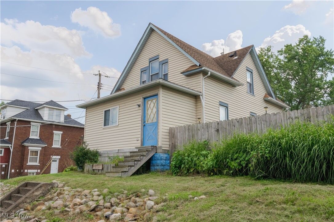 Property Photo: 1068 Shannon Avenue OH 44203