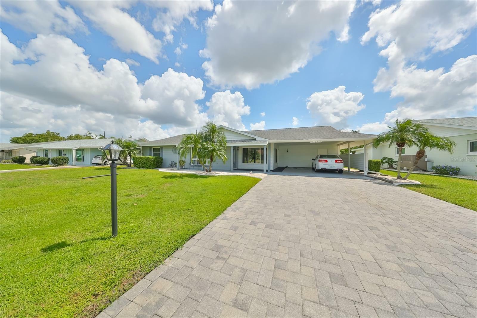 Property Photo:  907 Hacienda Drive  FL 33573 