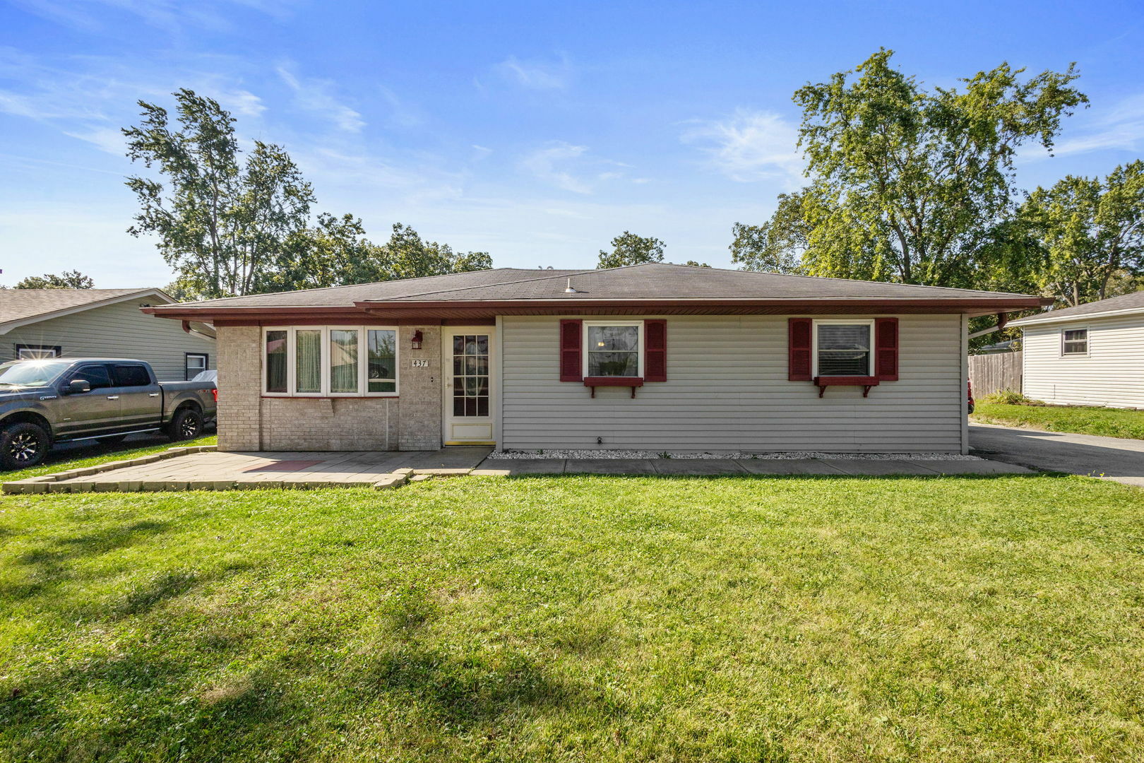 Property Photo:  437 W Elms Court Lane  IL 60417 