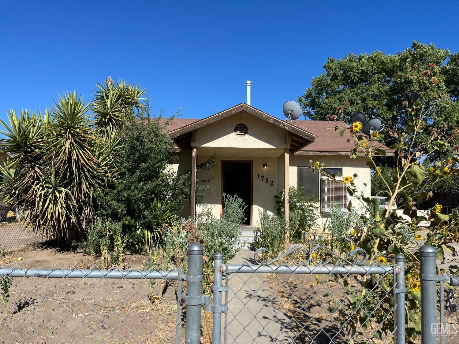 Property Photo:  1712 Kensington Street  CA 93215 