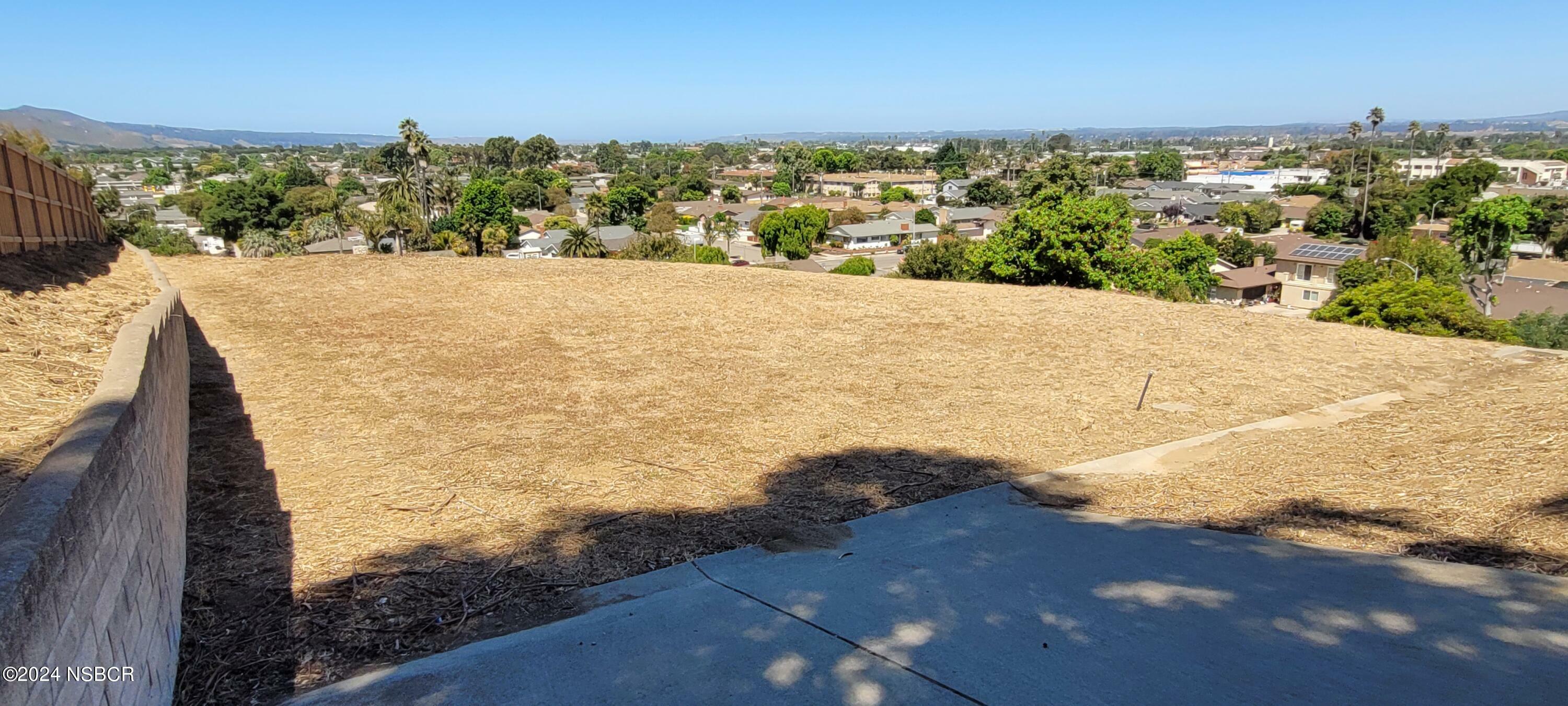 Property Photo:  1214 E Mango Avenue  CA 93436 