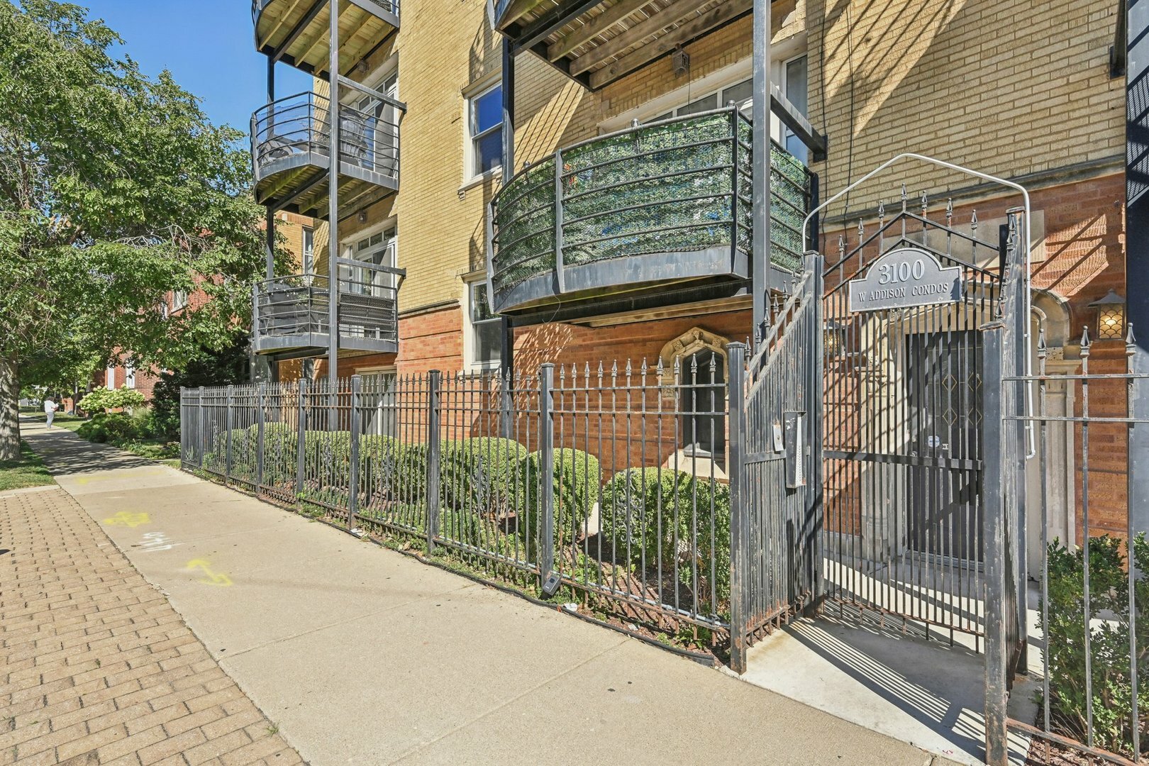 Property Photo:  3100 W Addison Street 2D  IL 60618 