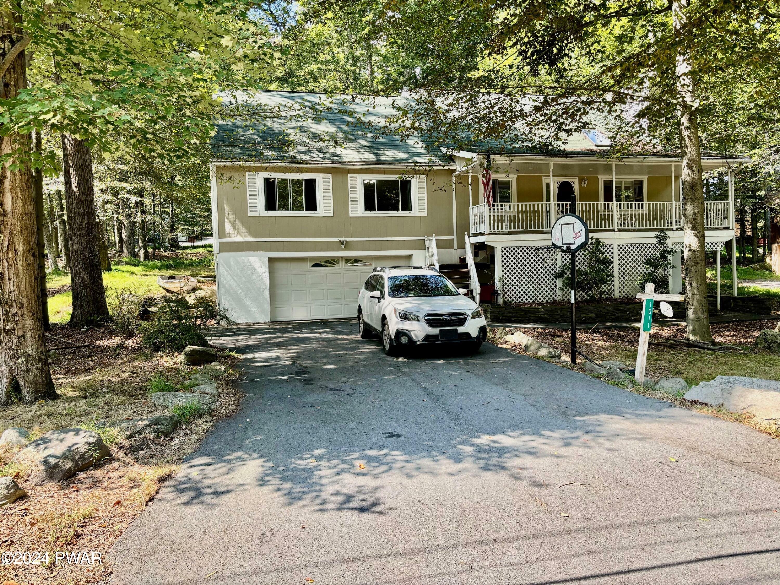 Property Photo:  1011 Fawnhill Court  PA 18436 