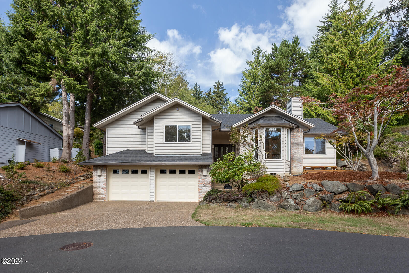 Property Photo: 1255 NE Lakewood OR 97367