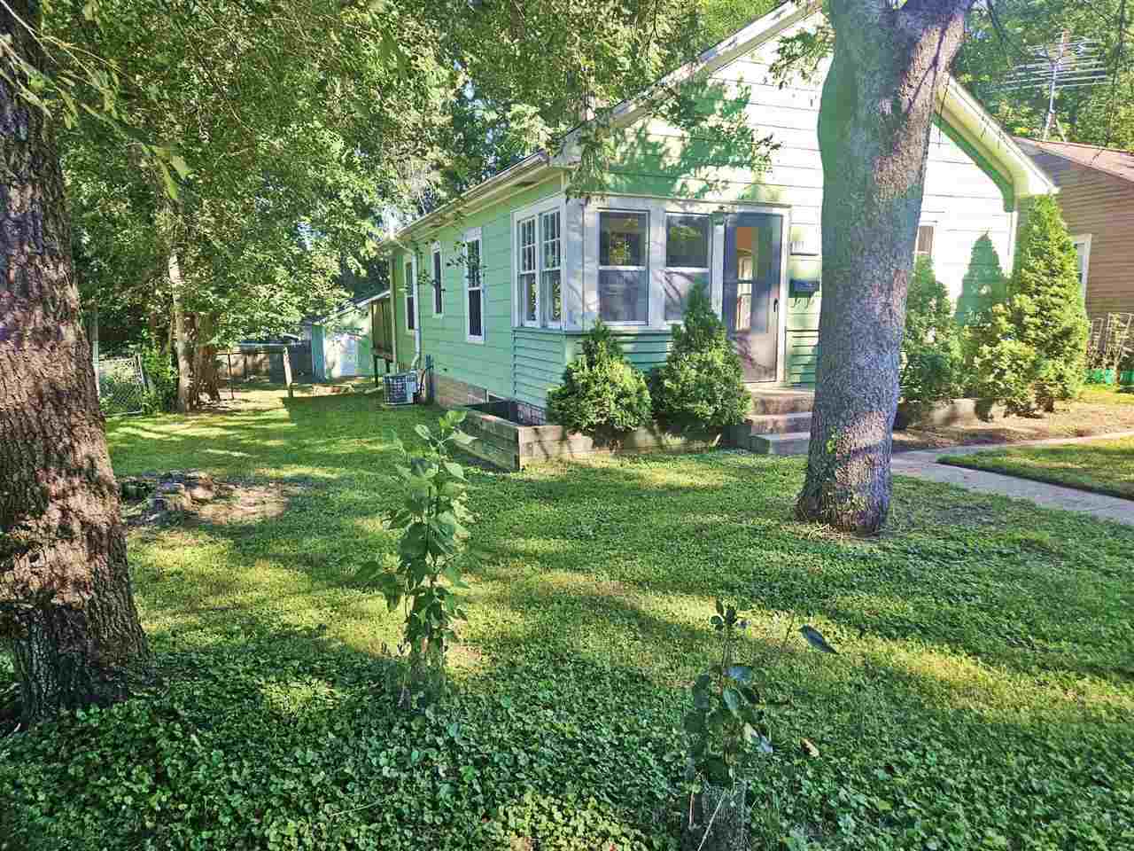 Property Photo:  1124 Franklin St  IA 52240 