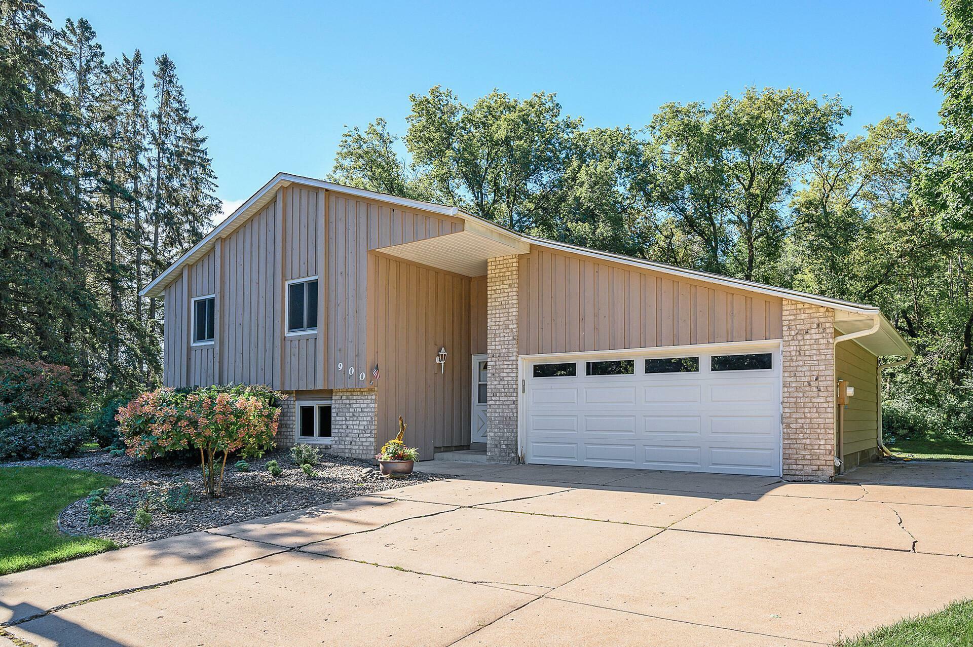 Property Photo:  900 Knollwood Court  MN 55082 