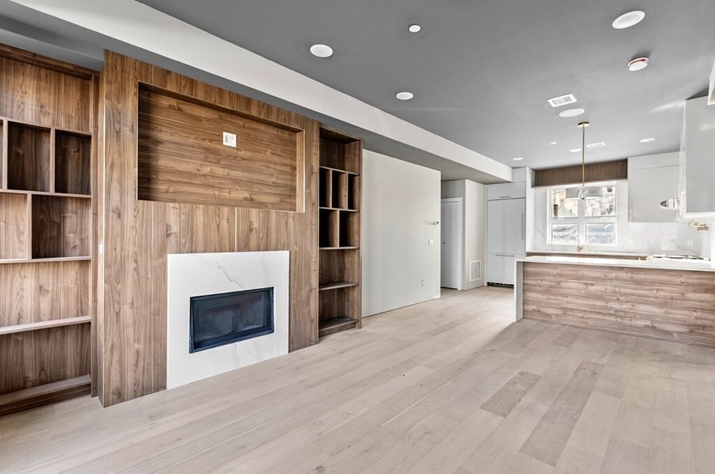 Property Photo: 1 Cedar St 5 MA 02140