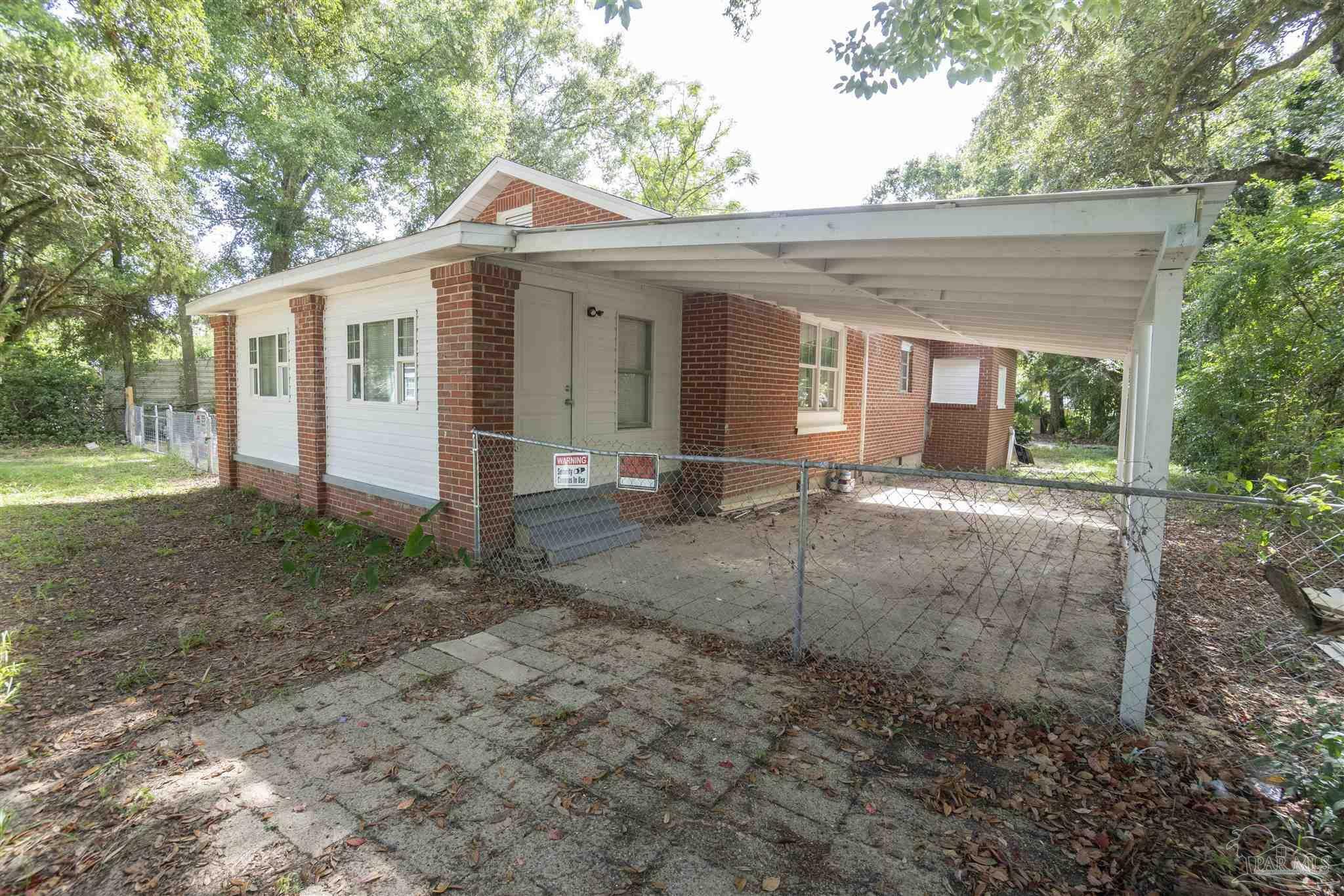 Property Photo:  601 N Green St  FL 32505 