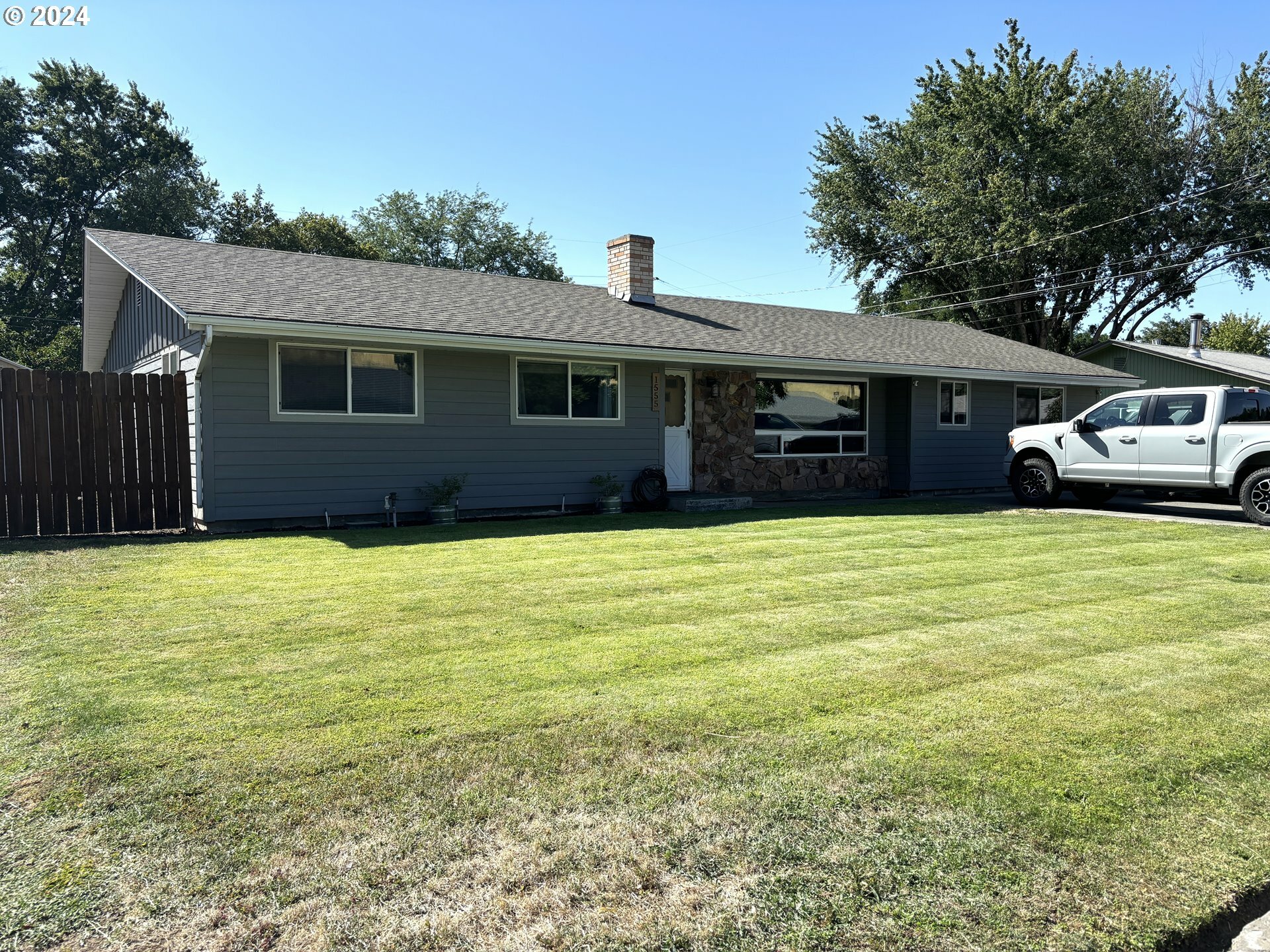 Property Photo: 1555 SW 40th St OR 97801