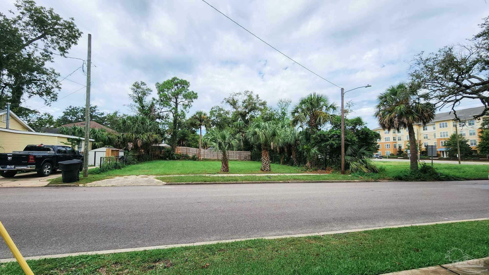 Property Photo:  717 N L St  FL 32501 