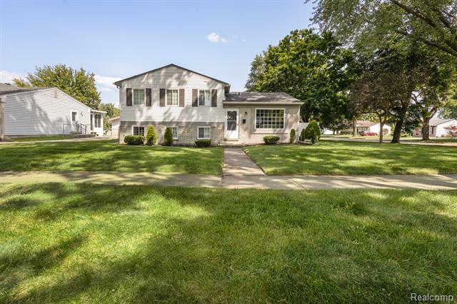 Property Photo: 44202 Whithorn Drive MI 48313