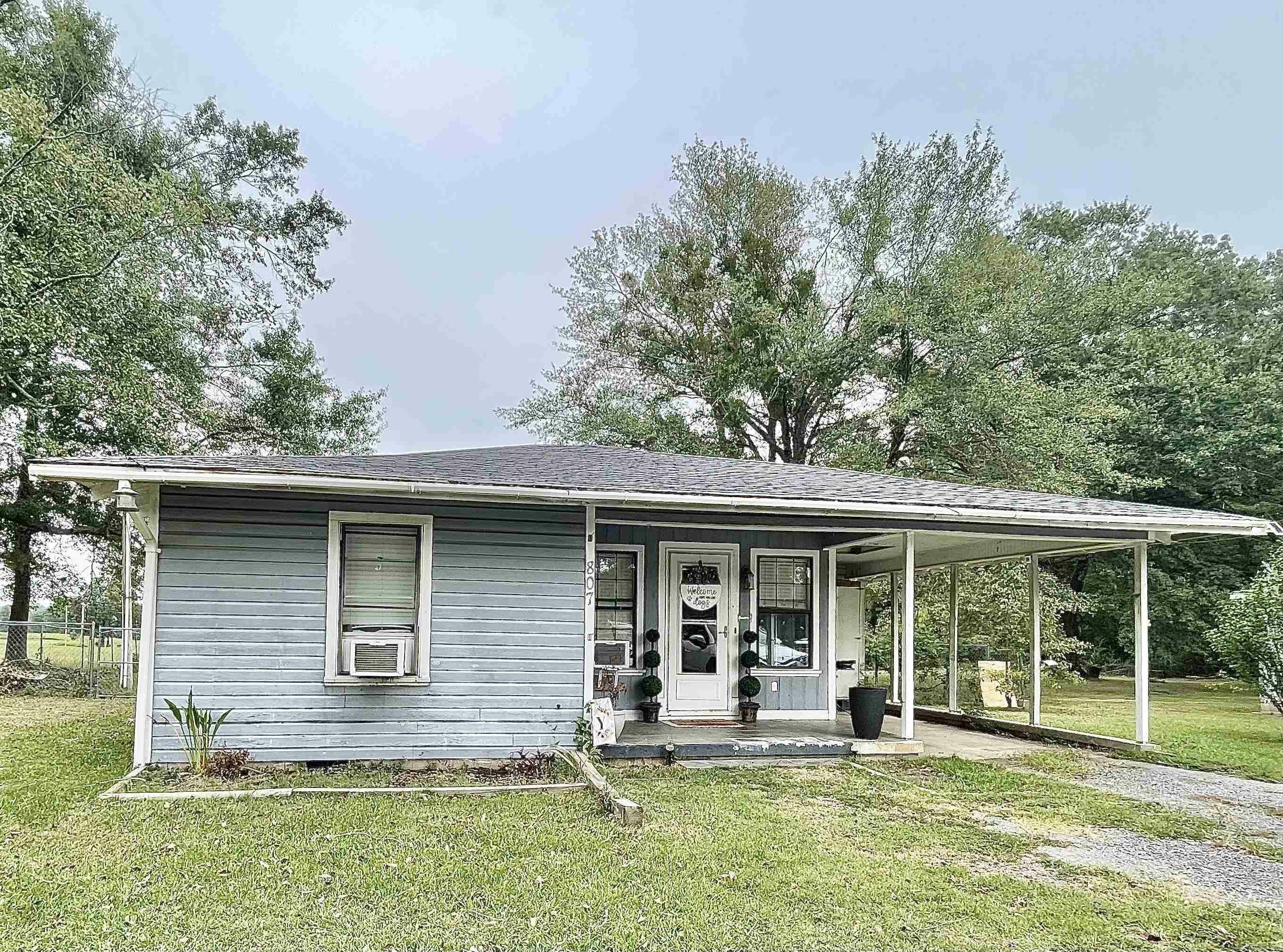 Property Photo:  807 W Arkansas Avenue  AR 71667 