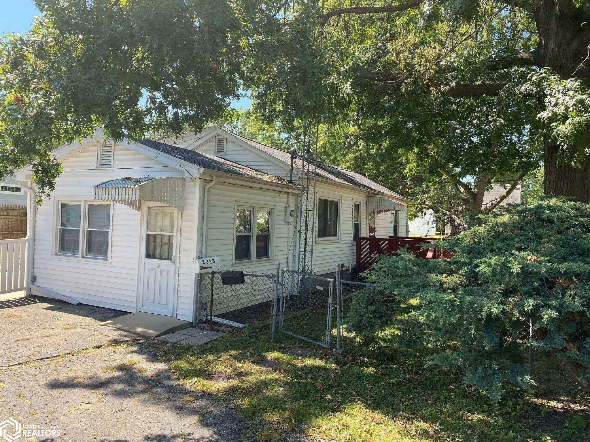 Property Photo:  2325 Vineyard Street  IA 52601 