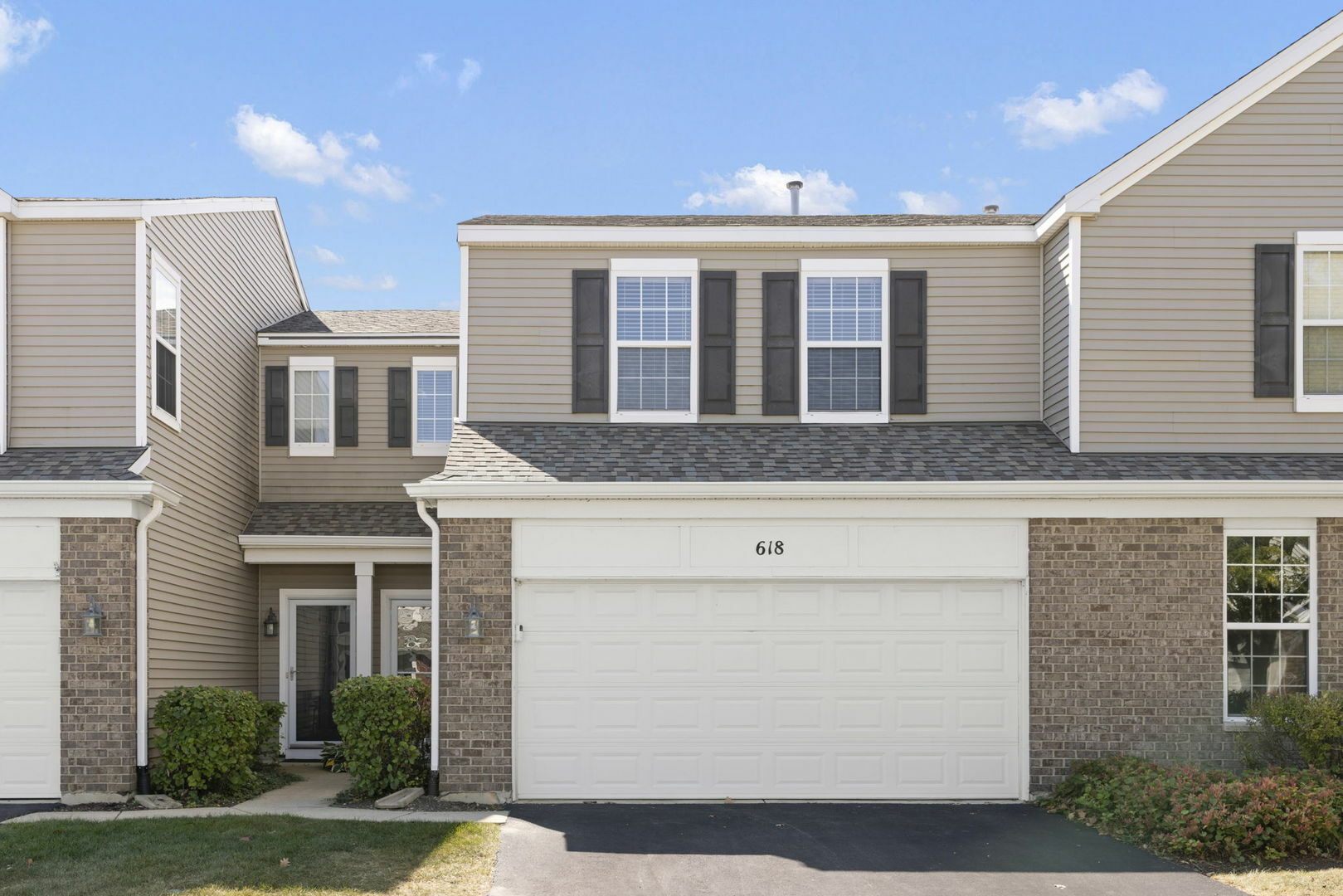 Property Photo: 618 Springbrook Trail N IL 60543