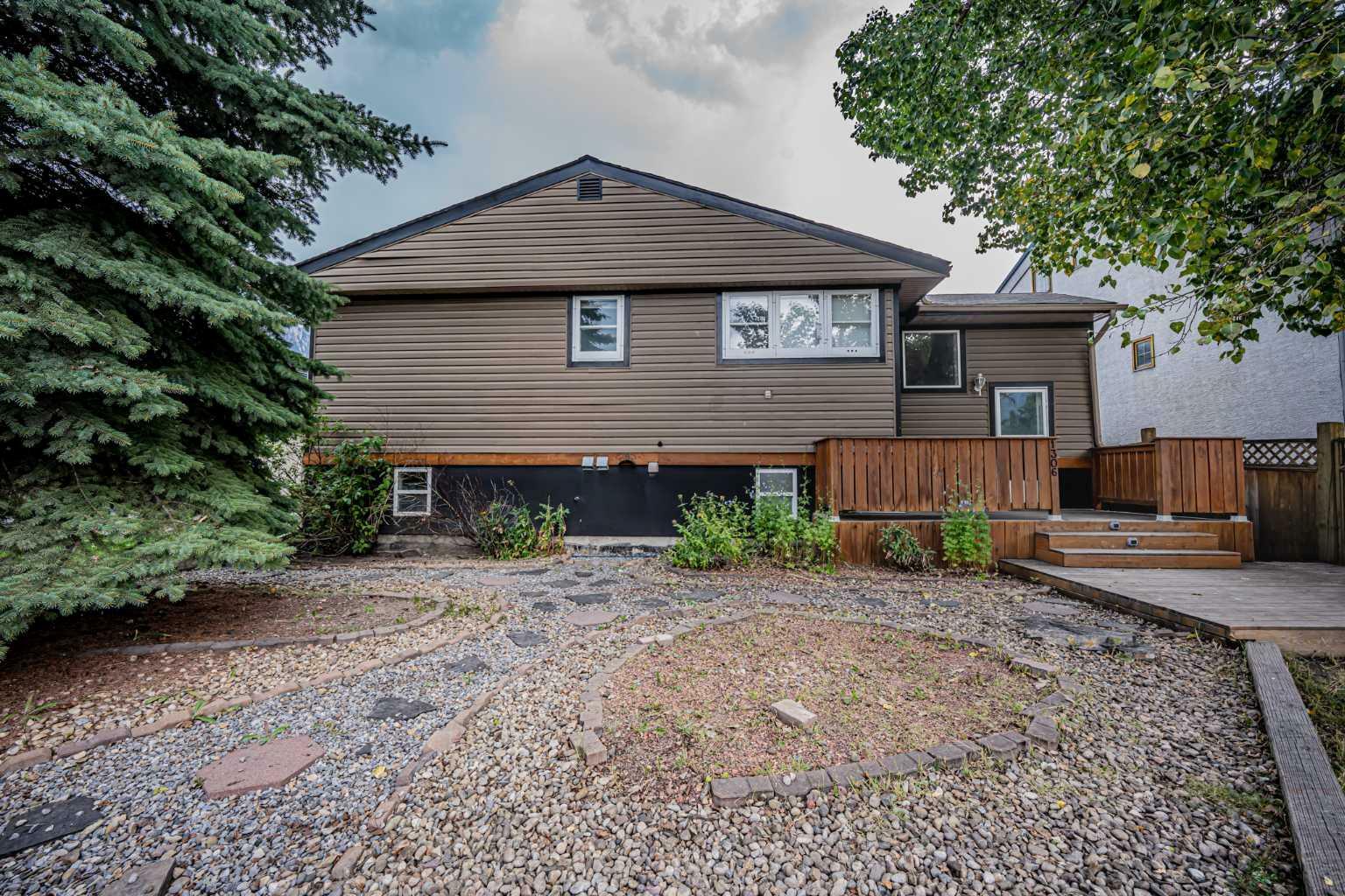 Property Photo:  1306 1st Avenue  AB T1W 1M4 