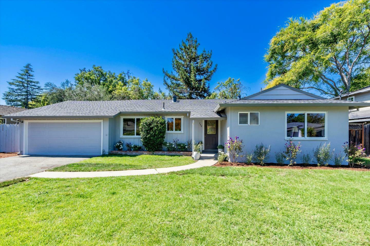 Property Photo:  940 Golden Way  CA 94024 