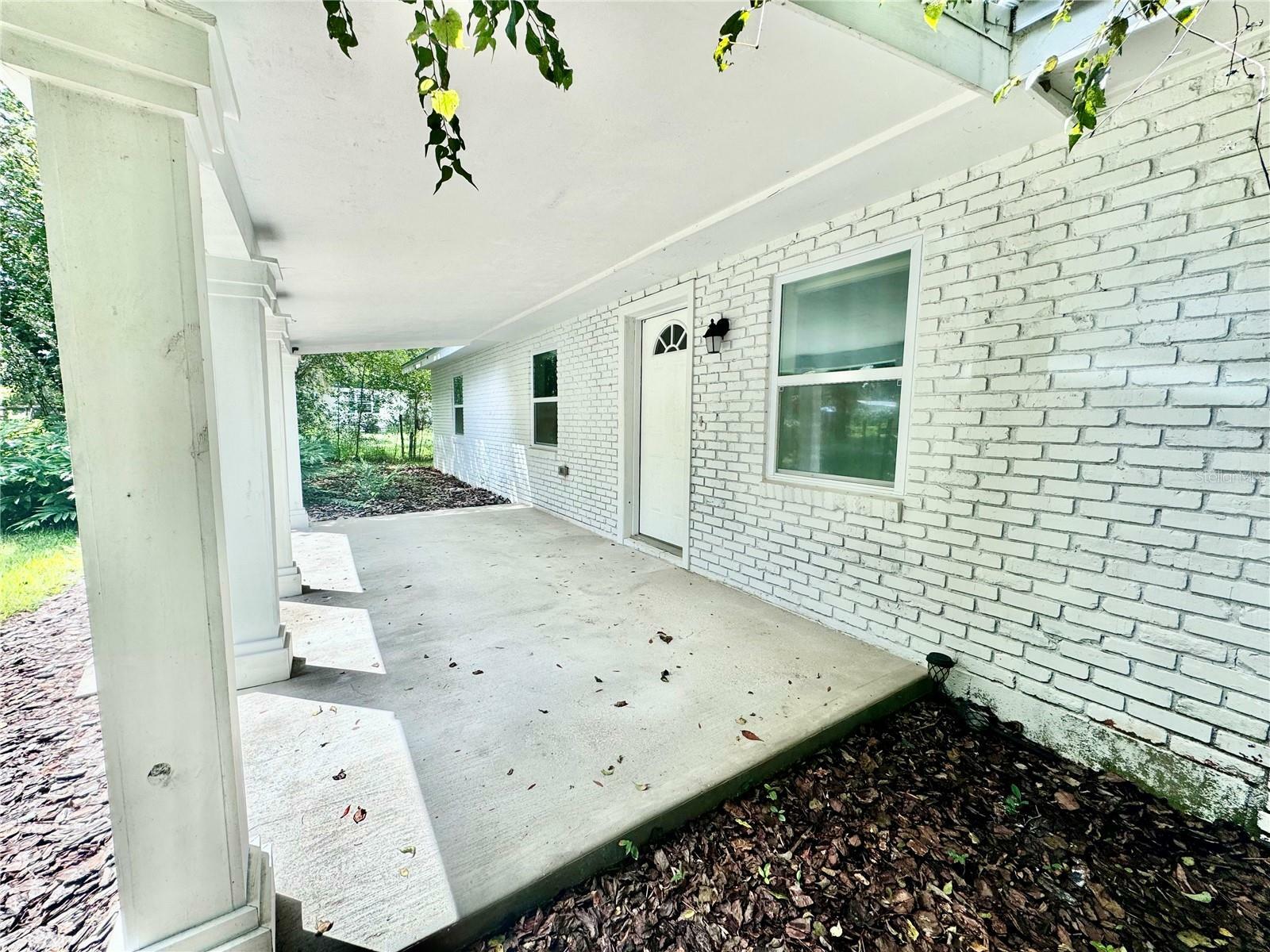 Property Photo:  520 SE 5th Street  FL 32696 