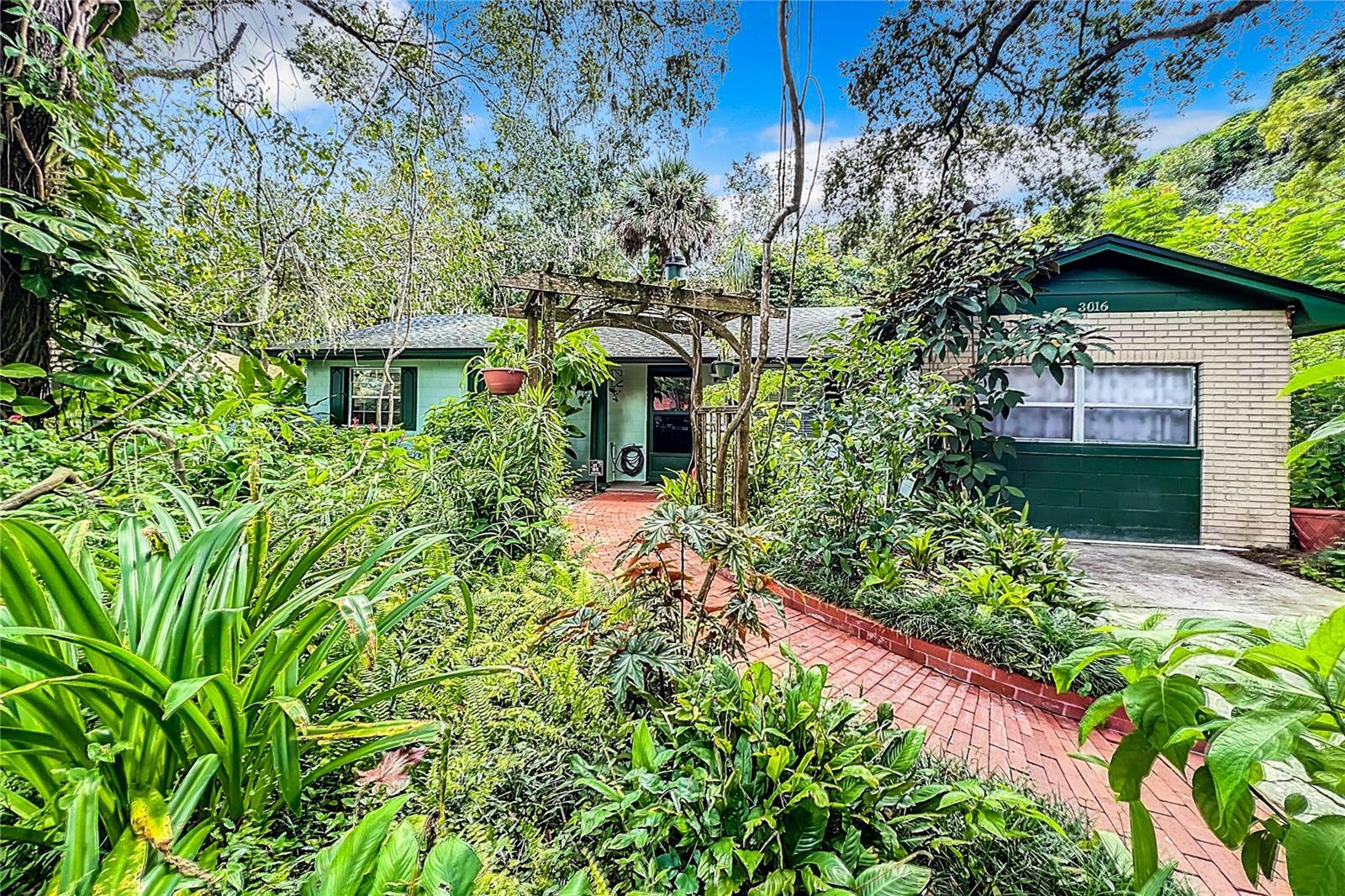 Property Photo:  3016 Riverside Park Road  FL 32810 