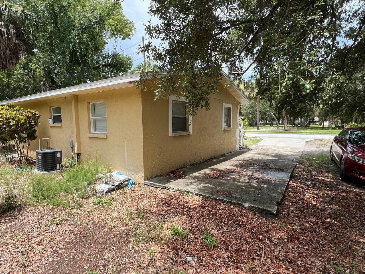 Property Photo:  609 S Safford Avenue  FL 34689 