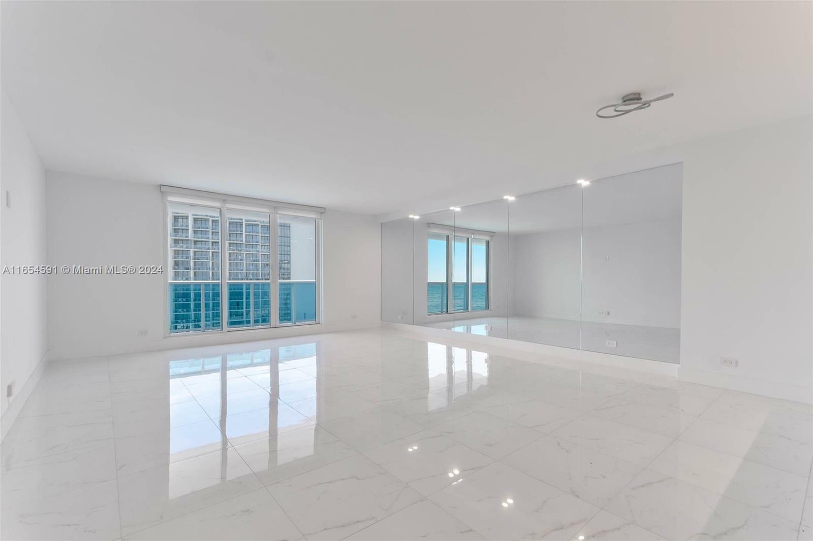 Property Photo:  2301 Collins Ave 1409  FL 33139 