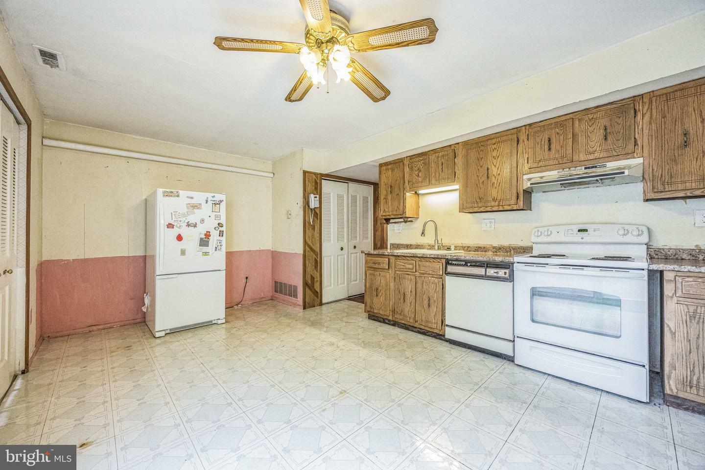 Property Photo:  831 E Elm Avenue  NJ 08021 