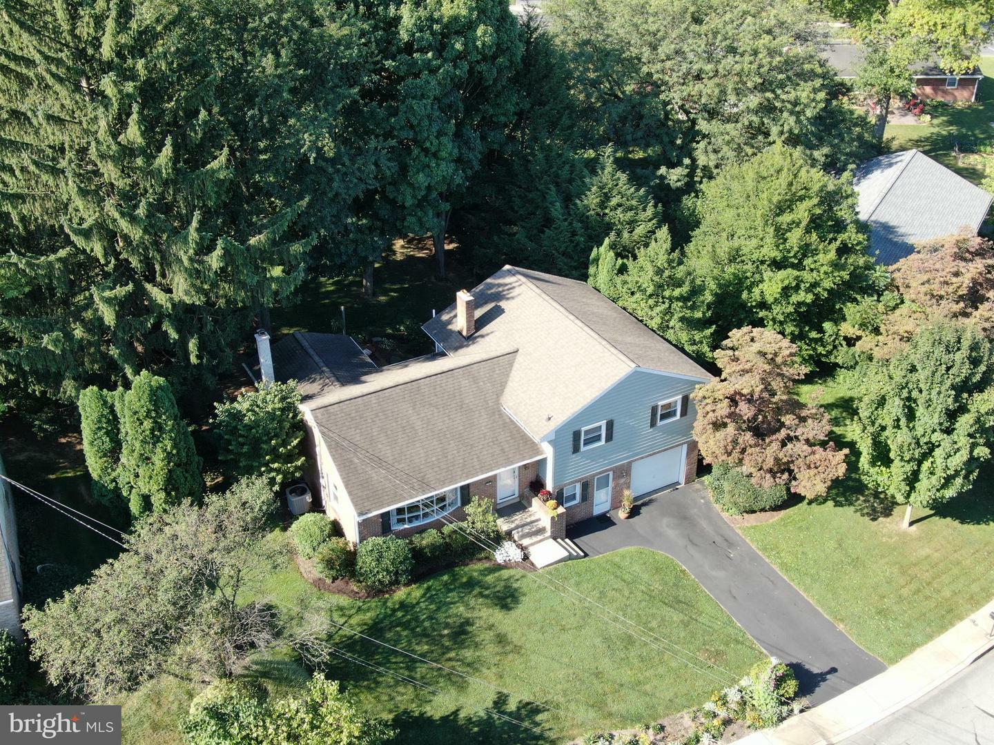 Property Photo:  19 Wolf Road  PA 17501 