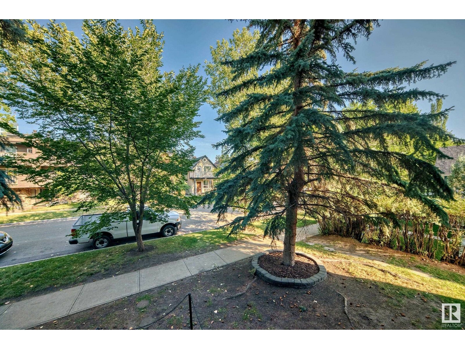 Property Photo:  #204 1027 1 Av NW  AB T2N 0A8 